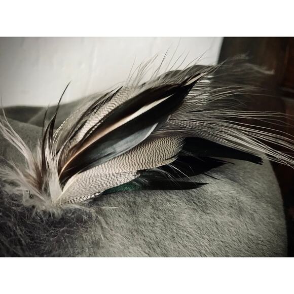 Rare vintage hat with mesh veil and feather in grey - Picture 4 of 5